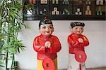 Bienvenue garçon et figures fille Bienvenue dans une maison de thé, Yu Yuan, Shanghai, Chine