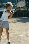 Kleine Mädchen spielen tennis