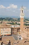 Vue sur la Piazza del Campo et le Palazzo Pubblico, avec son magnifique clocher, Sienne, patrimoine mondial de l'UNESCO, Toscane, Italie, Europe