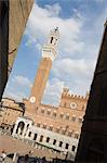 Vue sur la Piazza del Campo et le Palazzo Pubblico, avec son magnifique clocher, Sienne, patrimoine mondial de l'UNESCO, Toscane, Italie, Europe