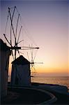 Les moulins à vent inférieurs (Kato Myli) au coucher du soleil, Mykonos, Iles Cyclades, Grèce, Europe