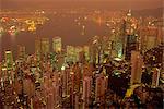 Vue aérienne du port de Hong Kong à la nuit tombante, Chine