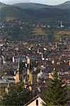 Vue sur la ville avec une cathédrale orthodoxe en avant-plan, Sarajevo, Bosnie, Bosnie-Herzégovine, Europe