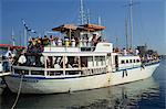 Touristenboot in Mandraki Hafen auf der Insel Rhodos, Dodekanes, griechische Inseln, Griechenland, Europa