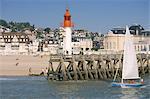 Leuchtturm und Mole, Trouville, Basse Normandie (Normandie), Frankreich, Europa