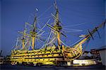 HMS Victory pendant la nuit, le chantier naval de Portsmouth, Portsmouth, Hampshire, Angleterre, Royaume-Uni, Europe