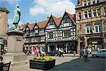 La place et la rue avec la statue de Clive, Shrewsbury, Shropshire, Angleterre, Royaume-Uni, Europe