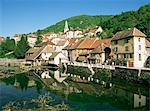 Dorf von Lods auf dem Fluss Doubs Franche-Comte, Frankreich, Europa