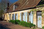 Extérieur d'une rangée de maisons avec pâle bleu portes et volets, Aisne, Picardie (Picardie), Saint-Jean Aux Bois, France, Europe