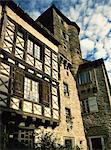 Extérieur de la maison en pierre avec des fenêtres en bois et de la tourelle dans le village de Ségur le château, Corrèze, Limousin, France, Europe