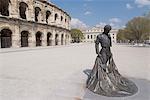 Arènes avec torero statue, Nîmes, Languedoc, France, Europe