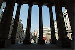 Bank of England gesehen von den Schritten von der Royal Exchange, City of London, London, England, Vereinigtes Königreich, Europa