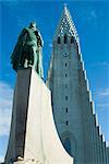 Hallgrimskirka mit Statue von Leifer Eiriksson, Viking Entdecker Amerikas und native Isländer, Reykjavik, Island, Polarregionen