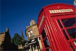 Boîtes de téléphone rouge dans la ville centre, Bakewell, Parc National de Peak District, Derbyshire, Angleterre, Royaume-Uni, Europe