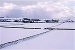Snow covered champs et murs, Hartington, mon sentier, Derbyshire, Angleterre, Royaume-Uni, Europe