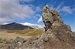 Lave entoure Snaefellsjokull, un volcan actif strato plafonné dans la neige et la glace, sur la péninsule de Snaefellsnes, région du Nord-Ouest, l'Islande, régions polaires