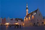 Ancien hôtel de ville dans la vieille ville dans la nuit, la vieille ville, patrimoine mondial de l'UNESCO, Tallinn, Estonie, Etats baltes, Europe