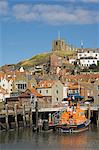 Église et bateau de sauvetage dans le port, Whitby, North Yorkshire, Yorkshire, Angleterre, Royaume-Uni, Europe