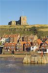 Église, sable plage et port, Whitby, North Yorkshire, Yorkshire, Angleterre, Royaume-Uni, Europe