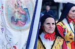 Femme transportant bannière religieuse, de la procession du Corpus Domini, Desulo (Gennargentu), Sardaigne, Italie, Europe