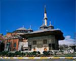 Fontaine monumentale et Mosquée de St. Sophia derrière, Istanbul, Turquie, Europe
