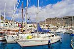 Boote in Puerto Mogan Hafen und promenade im Hintergrund, Puerto de Mogan, Gran Canaria, Kanarische Inseln, Spanien, Atlantik, Europa