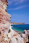 Vulkanische Felsen und Strand von Paleokori, Südküste, Milos, Cyclades Inseln, Griechenland, Mittelmeer, Europa