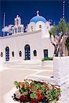 Îles d'église chrétienne orthodoxe et la place, Akrotiri, Santorini (Thira), Cyclades, Grèce, Méditerranée, Europe