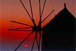 Silhouette der Windmühle bei Sonnenuntergang, Oia, Santorini (Thira), Cyclades Inseln, Griechenland, Mittelmeer, Europa