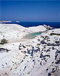 Vue aérienne de la plage et les formations rocheuses, Sarakiniko, Milos, Iles Cyclades, îles grecques, Grèce, Europe