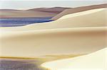 Dunes de sable près de Lagoa Bonita (belle lagune) à Parque Nacional dos Lencois Maranhenses, Brésil, Amérique du Sud