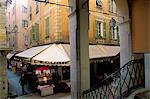 In the back streets of old Nice, Nice, Alpes-Maritimes, Provence, France, Europe