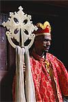 Portrait d'un homme tenant un symbole chrétien, Bieta Golgotha, Lalibela, la région du Wollo, Ethiopie, Afrique