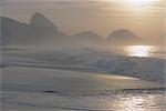 La plage de Copacabana, Rio de Janeiro, au Brésil, en Amérique du Sud