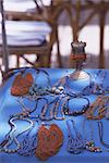 Colliers sur table bleue, Essaouira, Maroc, Afrique du Nord, Afrique