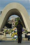 Fille priant au cénotaphe, dôme de la bombe A, parc de la paix, Hiroshima city, ouest du Japon, Asie