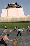 Exercices de tai chi tôt le matin, Chiang Kai-shek Memorial Park, ville de Taipei, Taiwan, Asie