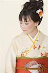 Femme japonaise en Kimono portant