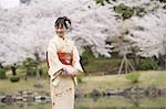 Femme portant Kimono debout tenant Clutch Purse