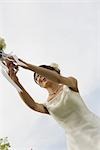 Mariée japonaise jeter un Bouquet de fleurs