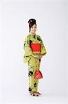 Frau im Kimono Pouch Tasche halten