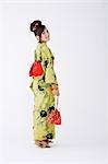Frau im Yukata halten stilvolle Pouch Tasche