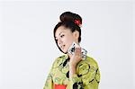 Jeune femme japonaise en essuyant la sueur Wth mouchoir