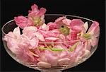 Glasschale gefüllt mit rosa Blumen