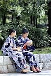 Zwei Damen In Kimonos