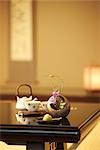 Ensemble de thé de Style Japonais et Ikebana sur une Table