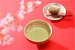 Schale aus grünem Tee mit japanischen Süßwaren