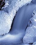 Winter-Blick auf den Wasserfall im Wald