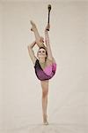 Fille effectuant la gymnastique rythmique