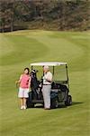 Golfer halten Putter in der Nähe von Golf-cart